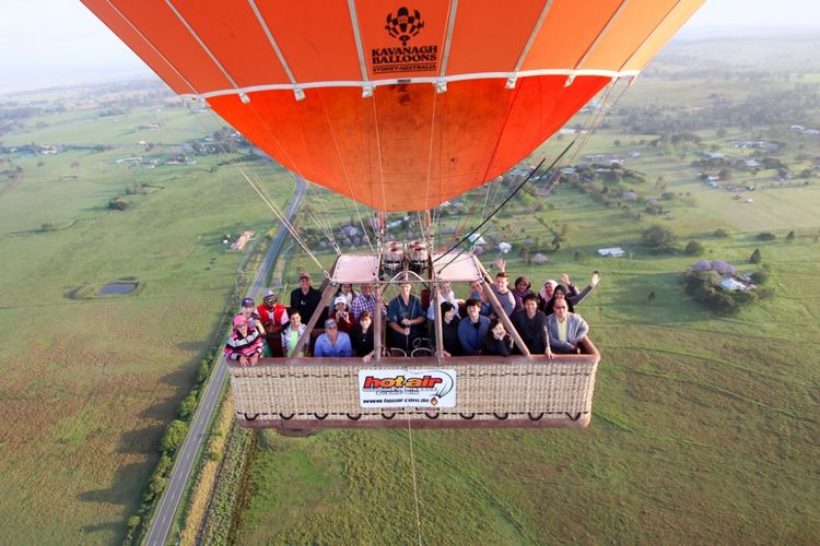 Menikmati panorama Gold Coast dengan balon udara.