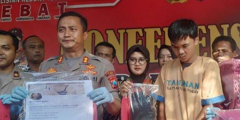 Kapolres Tuban, AKBP Ruruh Wicaksono menunjukkan AEM, pemuda 28 tahun asal Karanganyar yang menjual istrinya untuk layanan prostitusi threesome