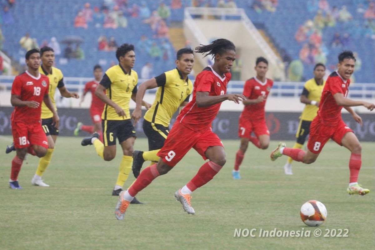 Laga perebutan tempa ketiga SEA Games 2021 antara Indonesia vs Malaysia di Stadion May Dinh, VIetnam, Minggu (22/5/2022). 