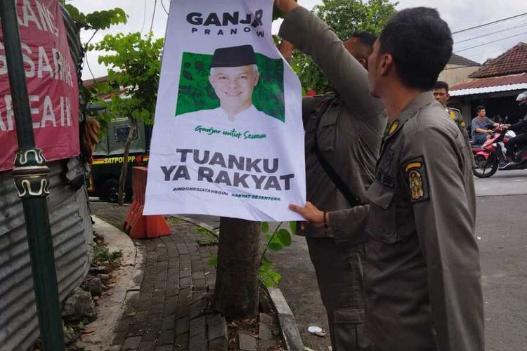 Satpol PP Kota Yogyakarta copot baliho, spanduk, hingga rontek paslon pilpres 2024, Kamis (16/11/2023)