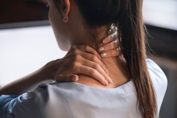 5 Penyebab Sakit Leher Bagian Belakang dan Cara Mengatasinya