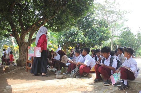Siswa SD di Cianjur Belajar di Bawah Pohon karena Kelas Rusak, Bupati: Sabar Dulu Sebentar