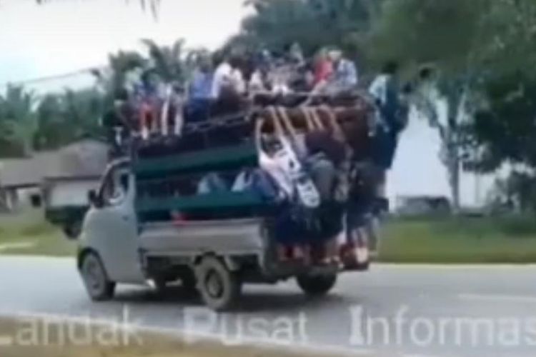 abrakan maut antara truk vs pikap berisi 33 pelajar terjadi di Jalan Raya Dusun Runut, Desa Tonang, Kecamatan Sengah Temila, Kabupaten Landak, Kalimantan Barat (Kalbar). Kepala Satuan Lalu Lintas Polres Landak Iptu Teguh Supriyadi mengatakan, peristiwa tersebut terjadi Kamis (25/8/2022) siang. Saat itu, sebuah truk melaju dari Kota Pontianak menuju Kota Ngabang, Kabupaten Landak.