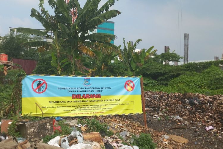 Dinas Lingkungan Hidup Tangerang Selatan memasang spanduk larangan buang sampah dan bakar di lapak barang bekas, tepatnya di belakang RSU Tangsel, Pamulang pada Jumat (4/7/2023).