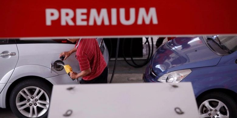 Aktivitas pengisian bahan bakar minyak (BBM) bersubsidi jenis premium di Stasiun Pengisian Bahan Bakar untuk Umum (SPBU) 34-10206, Jakarta, Jumat (12/4/2013).