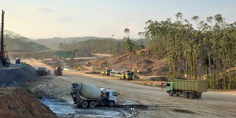 Suasana pekerjaan proyek pembangunan IKN di Kecamatan Sepaku, Kabupaten Penajam Paser Utara (PPU), Kalimantan Timur (Kaltim) November 2023.
