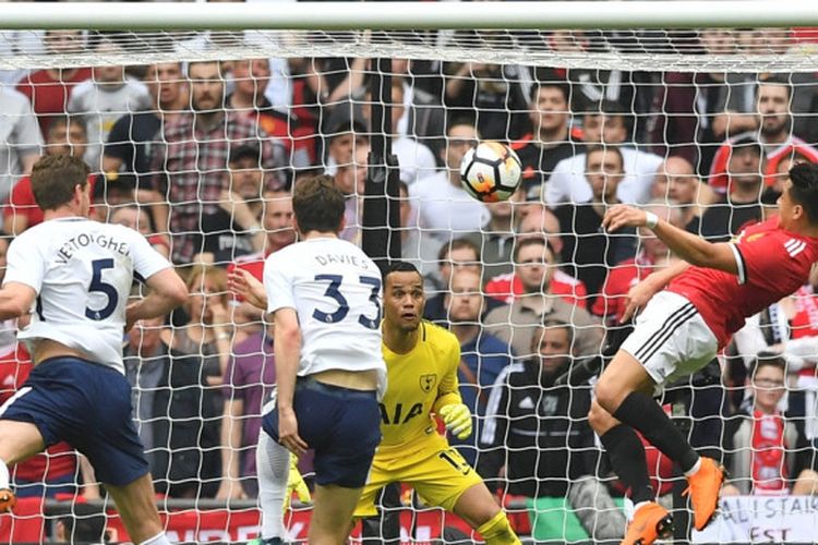 Proses gol yang diciptakan pemain Manchester United, Alexis Sanchez, ke gawang Tottenham Hotspur pada laga semifinal Piala FA di Stadion Wembley, Sabtu (21/4/2018) waktu setempat.
