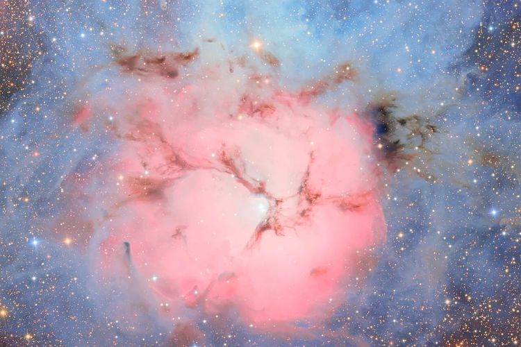 Nebula Trifid, seperti yang terlihat oleh Observatorium Vera C. Rubin yang baru. 