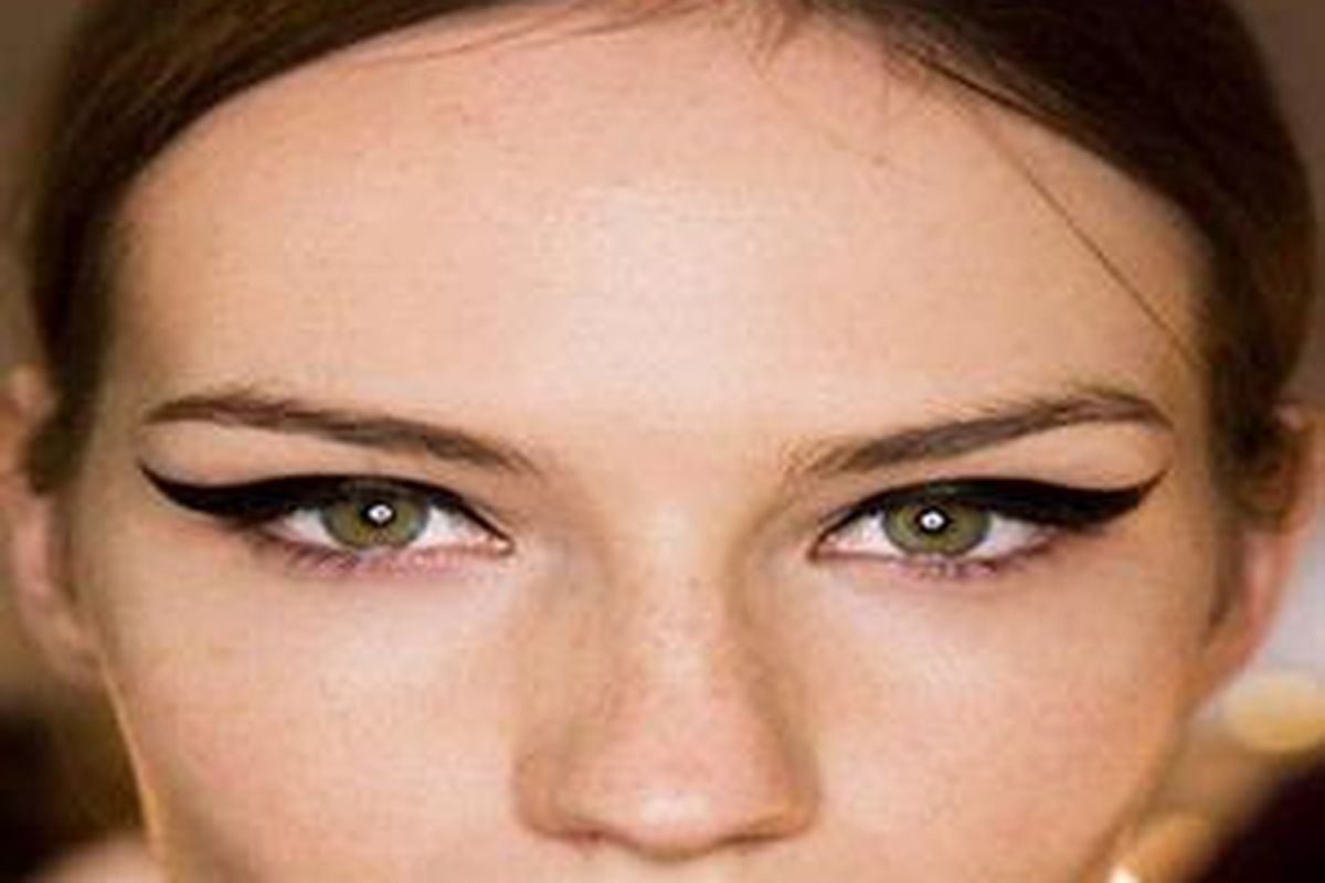 Sapukan eyeliner meruncing ke ujung mata untuk kesan eksotik. 