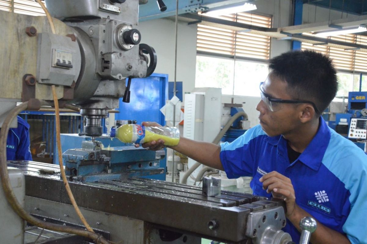 Peserta pelatihan vokasi pada salah satu Balai Besar Pengembangan Latihan Kerja Kementerian Tenaga Kerja dan Transmigrasi. Pelatihan vokasi dibutuhkan agar skill dan kompetensi tenaga kerja sesuai dengan kebutuhan dunia usaha.