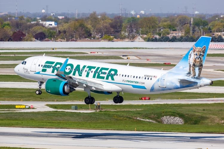 Pesawat Frontier Tabrak Pejalan Kaki di Runway Denver, Mesin Terbakar dan Kabin Dipenuhi Asap