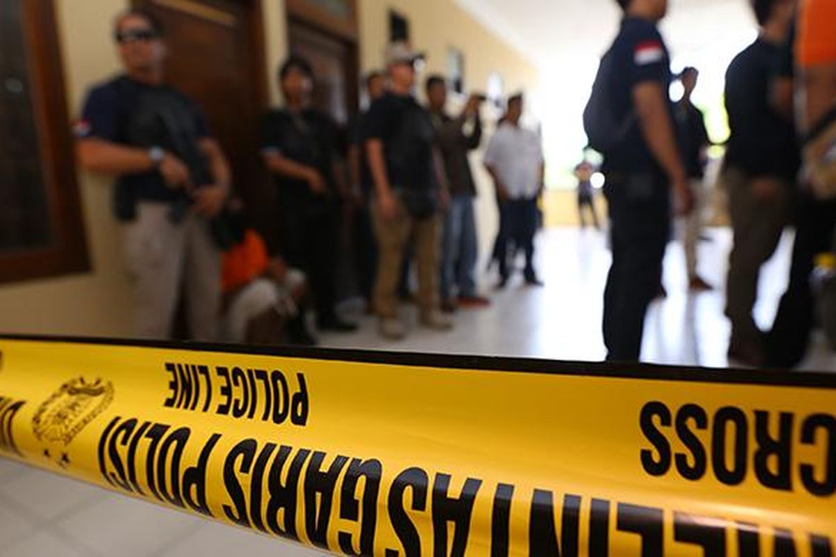 Proses rekonstruksi kasus pembunuhan terhadap Casriah (35), di Hotel Flamboyan, Tangerang, Kamis (19/1/2017).  Casriah, seorang asisten rumah tangga yang sedang mengandung delapan bulan dibunuh oleh suami sirinya, Syarif (27) pada Senin, 16 Januari lalu.