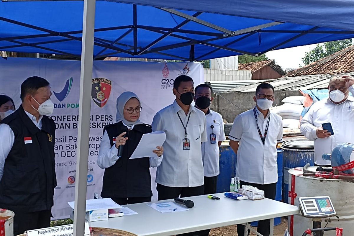 Kepala Badan Pengawas Obat dan Makanan (BPOM) Penny K Lukito menjelaskan perkembangan penanganan perusahaan farmasi melanggar ketentuan pembuatan obat sirup yang baik diduga memicu gagal ginjal akut pada anak dalam konferensi pers di Tapos, Depok, Rabu (9/11/2022).  