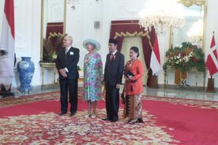 Presiden Joko Widodo dan Ibu Negara Iriana menyambut kedatangan Ratu Denmark Margrethe II dan Pangeran Raja Consort di Istana Merdeka, Jakarta, Kamis (22/10/2015).