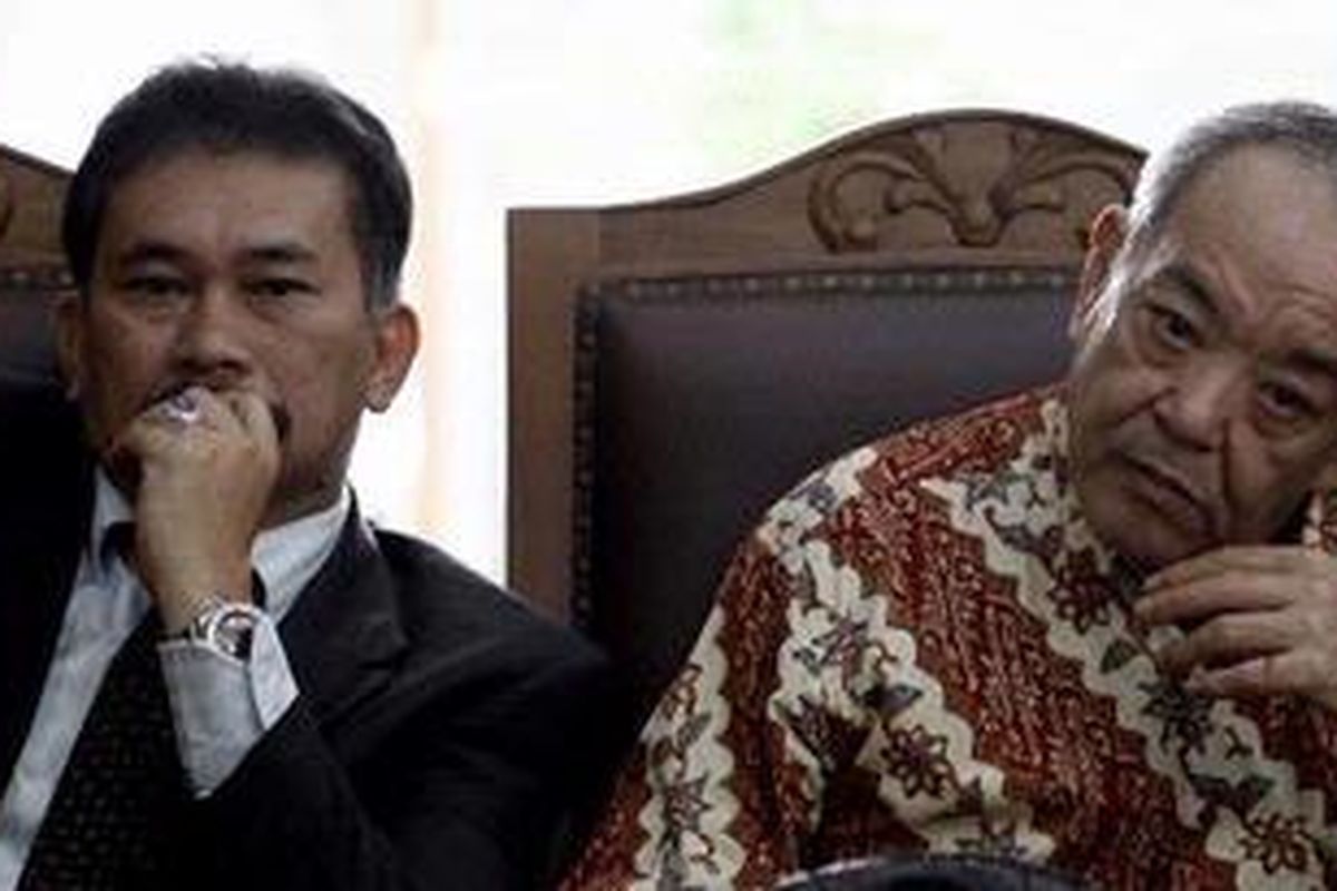 Tersangka dugaan perkara suap atas dua pimpinan KPK, Anggodo Widjojo (kanan) bersama pengacaranya Bonaran Situmeang menghadiri persidangan peninjauan kembali Surat Ketetapan Penghentian Penuntutan (SKPP) Bibit Samad Rianto dan Chandra Marta Hamzah di PN Jaksel, Rabu (15/7/2010). 