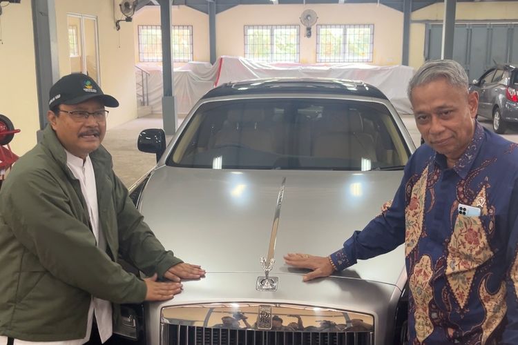 Menteri Sosial (Mensos) Saifullah Yusuf atau Gus Ipul bersama Wakil Menteri Sosial (Wamensos) Agus Jabo Priyono mengecek barang-barang di Gudang Hadiah Tak Tertebak (HTT) di Kalibata, Jakarta Selatan, Senin (30/12/2024)