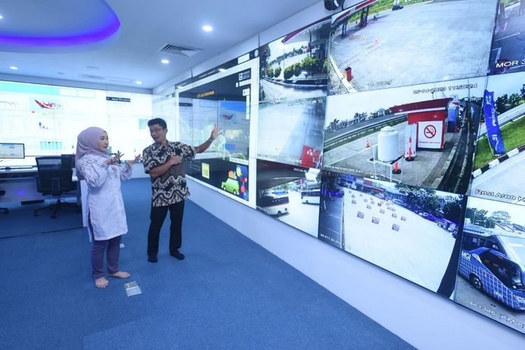 Direktur Utama Pertamina Nicke Widyawati didampingi Sigit Pratopo SVP Integrated Enterprise Data & Command Center memonitoring arus balik di beberapa titik SPBU di daerah maupun rest area, pada Rabu (26/4) di Graha Pertamina.
