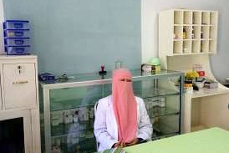 Bantu warga miskin, dokter Ferihana buka klinik gratis di rumahnya.Dusun Sumberan No 297 Ngestiharjo, Kasihan, Bantul, 