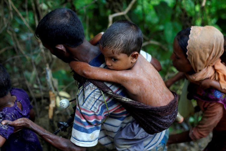  Pengungsi Rohingya menaiki bukit setelah menyebrangi perbatasan Bangladesh-Myanmar di Coxs Bazar, Bangladesh, Jumat (8/9/2017).  