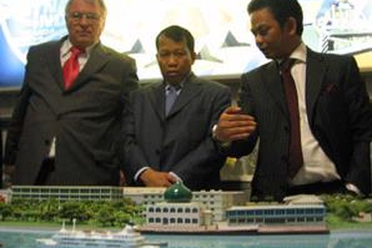 Direktur Utama PT Minang Jordanindo Bonny Z Minang tengah menerangkan keberadaan pabrik di pesisir Sungai Mahakam, Kalimantan Timur, dalam sebuah maket, kepada Duta Besar Indonesia untuk Rusia Hamid Awaluddin dan Direktur Utama ChTZ Uraltrac, Valery M. Platonov di Chelyabinks, Rusia, Sabtu.