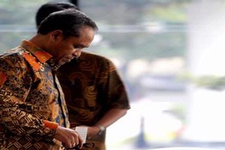 Komisi Pemberantasan Korupsi (KPK), Jakarta, Selasa (19/3/2013) memeriksaan anggota Komisi III Dewan Perwakilan Rakyat Benny K Harman terkait penyidikan kasus dugaan korupsi proyek simulator ujian surat izin mengemudi (SIM) di Korps Lalu Lintas Kepolisian RI. Benny diperiksa sebagai saksi.

