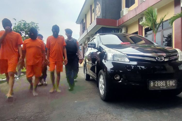 Tiga orang berkomplot untuk mendapatkan uang dengan menggadai mobil rental di Kabupaten Kulon Progo, Daerah Istimewa Yogyakarta. Uang dipakai untuk ritual penggandaan uang di Magelang, Jawa Tengah.