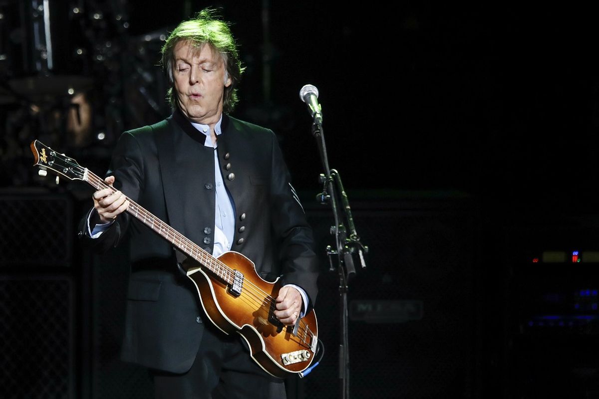 Sir Paul McCartney tampil dalam konser One on One di Hollywood Casino Amphitheatre, Tinley Park, Illinois, pada 26 Juli 2017. 