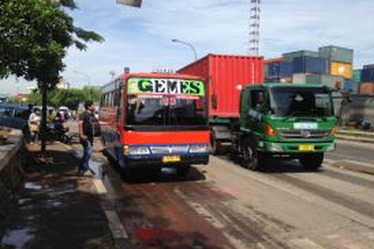 Bus metromini jurusan Tanjung Priok-Cilincing tampak masih beroperasi di Terminal Tanjung Priok, Jakarta Utara, Senin (21/12/2015) pagi. 


