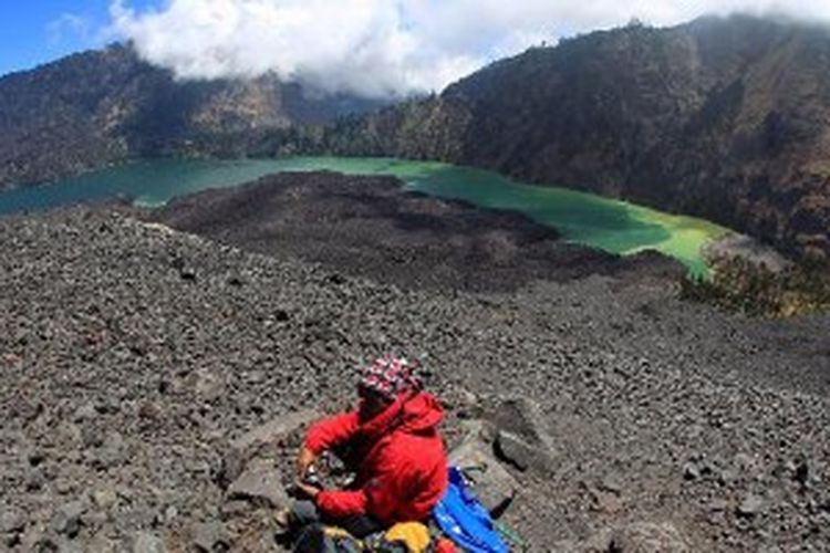 Ketua tim Ekspedisi Cincin Api Kompas, Ahmad Arif berada di lereng Gunung Barujari yang terletak di kaldera Gunung Rinjani (3.726 mdpl), Lombok, Nusa Tenggara Barat, Jumat (30/9/2011). Gunung Barujari (2.376 mdpl) merupakan gunung baru yang muncul di kaldera karena adanya aktivitas vulkanik dan disebut sebagai zona inti Gunung Rinjani. Gunung baru terakhir meletus 2009 dan menciptakan kawah baru di sisi timur.