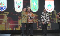 Mampu Kendalikan Inflasi, Pj Gubernur Papua Barat Terima Piala Apresiasi di HUT Ke-13 KompasTV