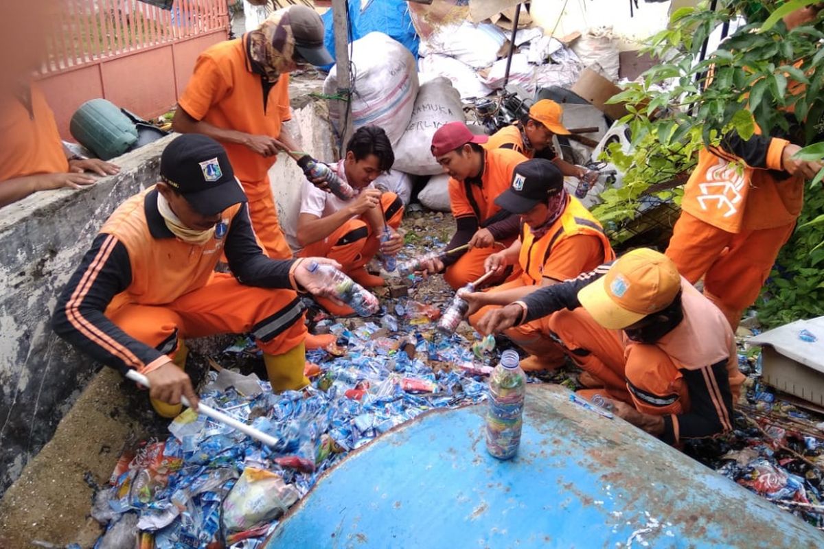 Petugas PPSU Pulau Tidung membuat ecobrick dari sampah-sampah plastik