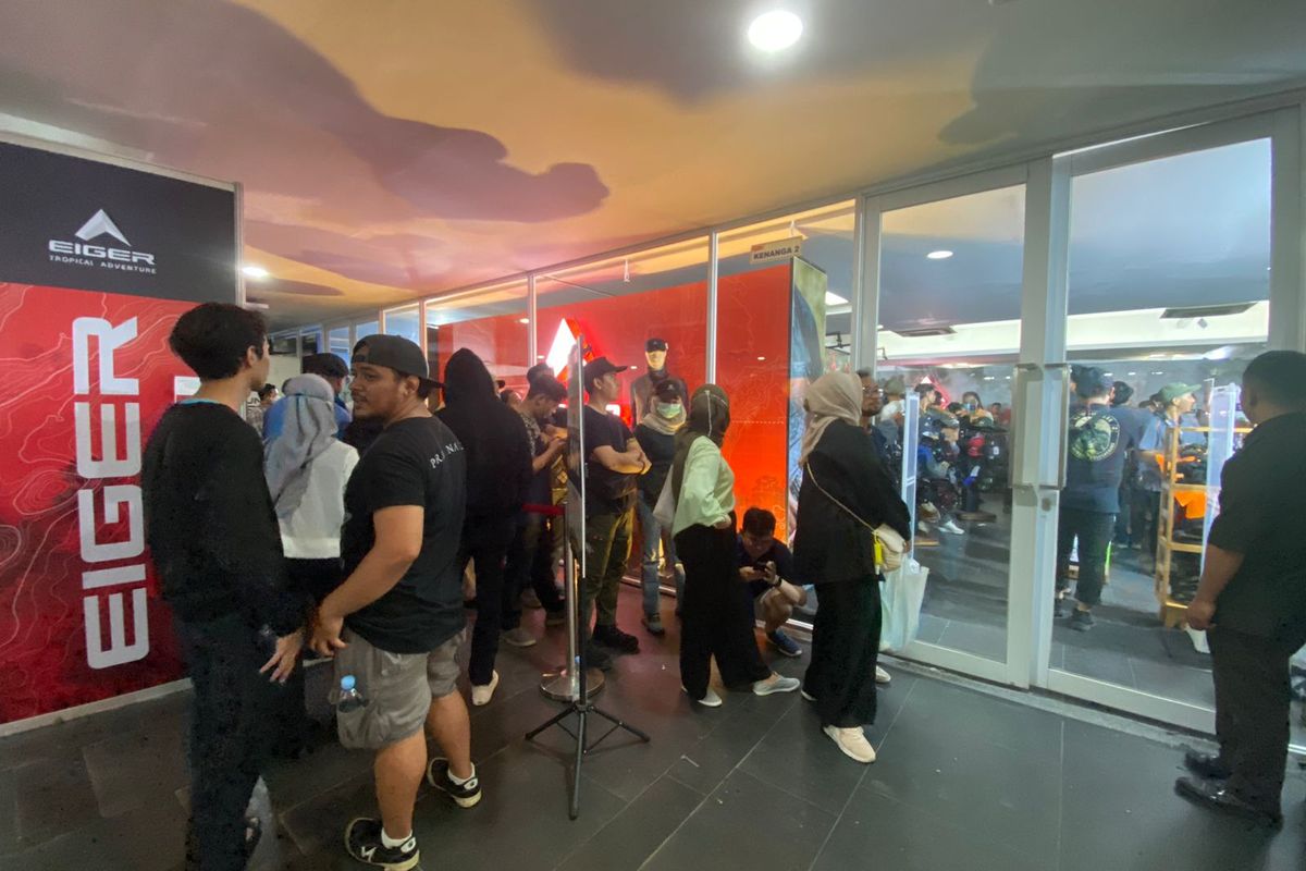 Antrean pengunjung yang ingin masuk ke outlet brand ternama Arei di INDOFEST 2023 hari terakhir, Minggu (4/6/2023).