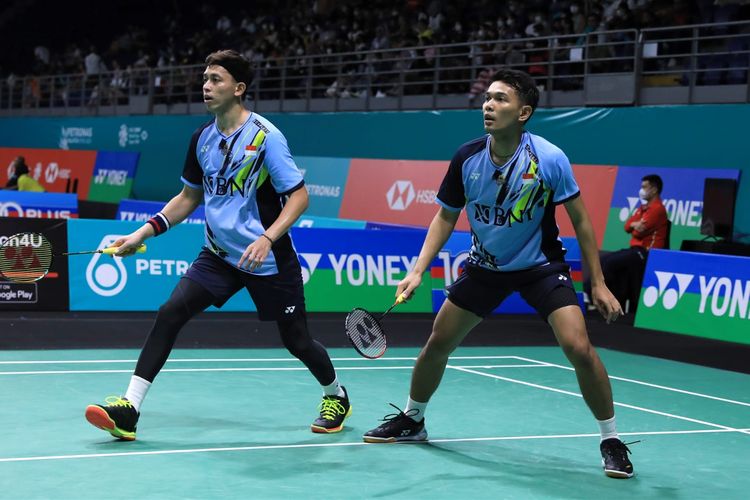 Aksi Fajar Alfian/Muhammad Rian Ardianto saat berlaga dalam babak 32 besar Malaysia Open 2023 di Axiata Arena, Kuala Lumpur, Malaysia, Selasa (10/1/2023). Terkini, Fajar/Rian tampil di India Open 2023 yang berlangsung mulai 17 sampai 22 Januari 2023 di KD Jadhav Indoor, New Delhi, India.