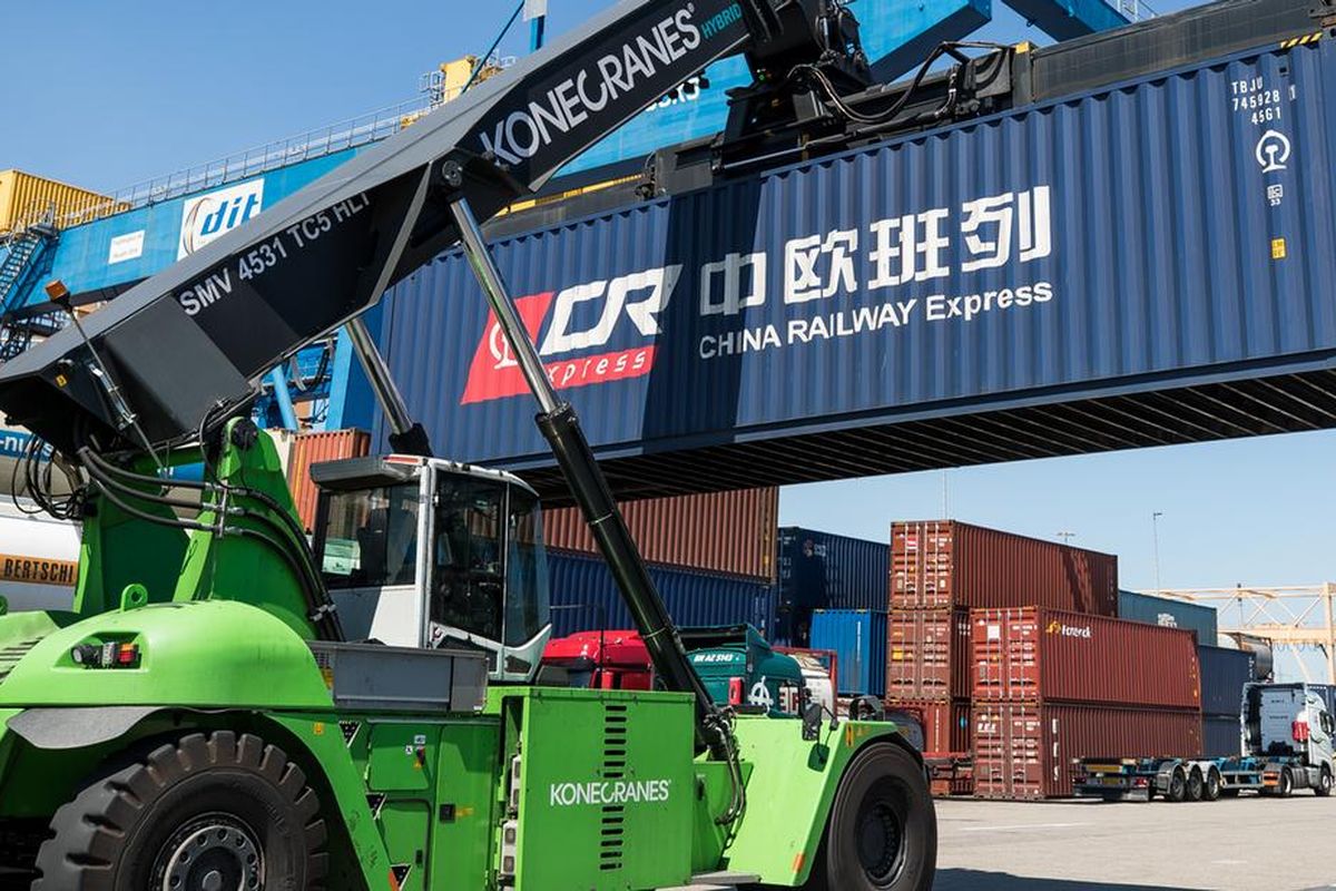 Peti kemas dari China di pelabuhan Duisburg.