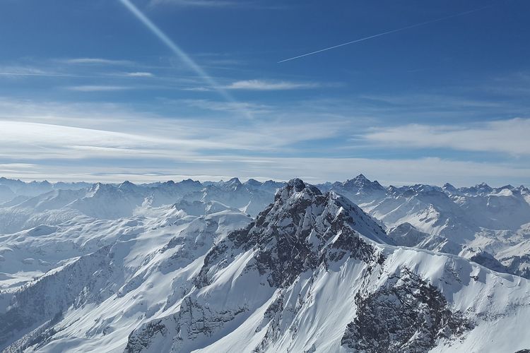 Pegunungan yang terbentuk dari bumi yang mendingin dan mengerut menurut Teori Kontraksi