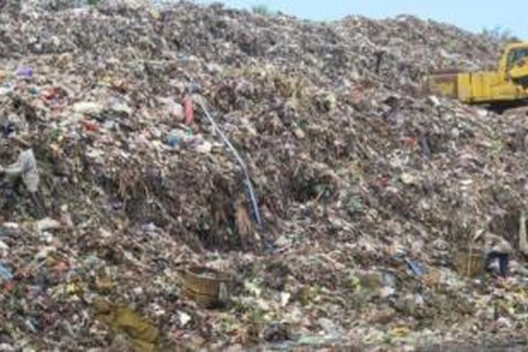Sejumlah pekerja nampak memilah sampah di Tempat Pembuangan Sampah Akhir (TPSA) Pasuruhan, Kecamatan Mertoyudan. 
