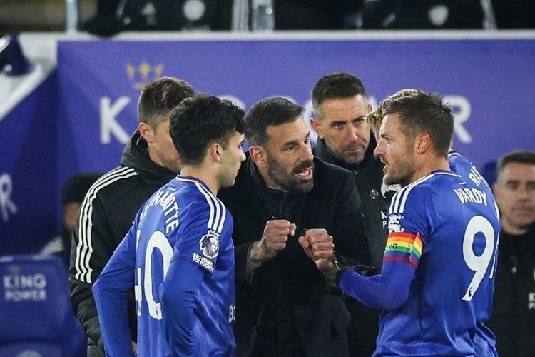 Van Nistelrooy Kalah 7 Laga Beruntun, Fans Leicester Mulai Tunjukkan Amarah