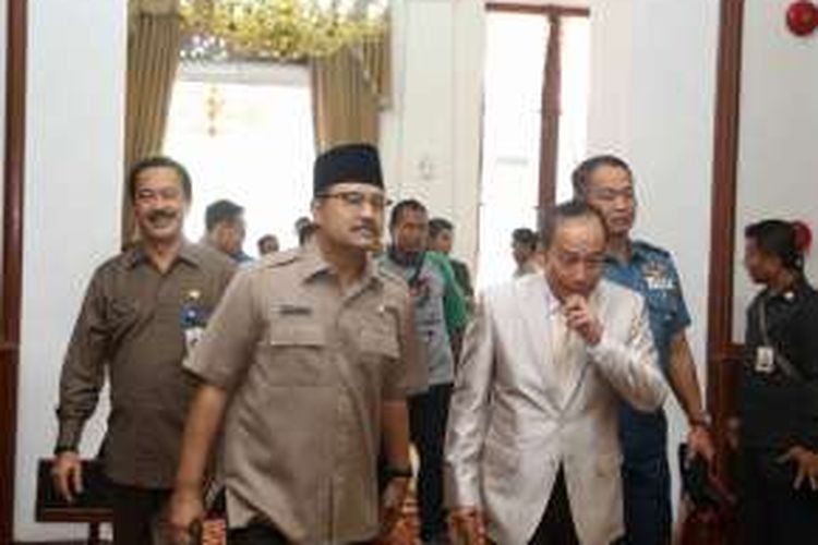 Gubernur Lemhanas Letjen (Purn) Agus Widjojo (kanan) bersama Wakil Gubernur Jawa Timur Saifullah Yusuf (dua dari kiri) di gedung Grahadi Surabaya, Senin (18/7/2016).