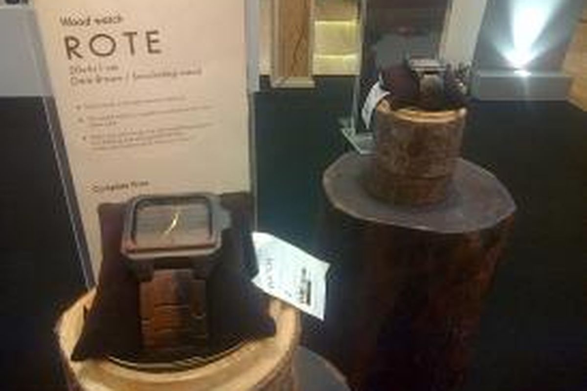 Jam tangan kayu Matoa, salah satu produk unggulan dalam negeri yang dipamerkan dalam Pameran Produksi Indonesia 2013 yang digelar 26-30 September 2013 di Trans Convention Center Kota Bandung.