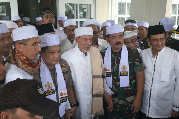 Kapolri Jenderal Pol Tito Karnavian bersama Panglima TNI Marsekal Hadi Tjahjanto di Pesantren Alkhairaat, Palu, Sabtu (30/6/2018)
