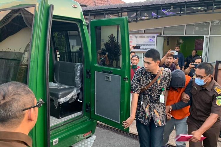 Mantan Kepala Seksi (Kasi) Bank Pembangunan Daerah Kalimantan Barat (Kalbar) Cabang Flamboyan Pontianak, berinisial F ditangkap atas dugaan tindak pidana korupsi pada pemberian kredit pengadaan bangunan Rumah Sakit Serawai, Kabupaten Sintang, tahun 2017.