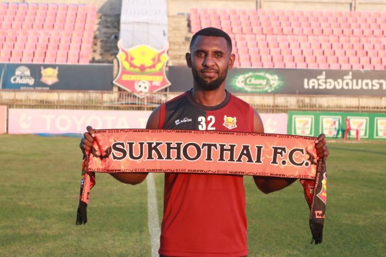 Rudolf Yanto Basna saat diperkenalkan Sukhotai FC kepada publik di Thailand