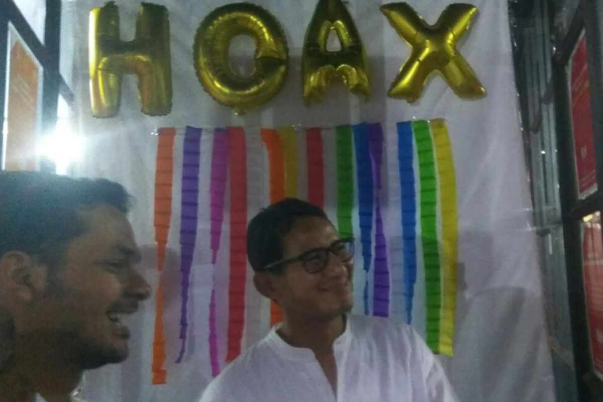 Calon wakil gubernur DKI Jakarta Sandiaga Uno melihat pameran hoax di Pendopo Relawan Jalan Panglima Polim IX, Sabtu (8/4/2017).