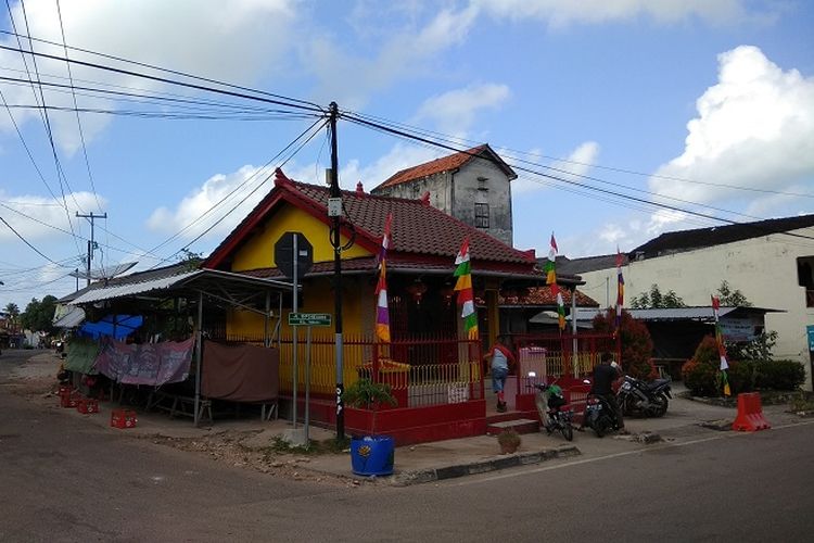 Warung mie ikan Toboali milik Cemilun di sudut Jalan Jenderal Soedirman, Toboali, Bangka Selatan, Kamis (3/8/2017). Mie ikan Toboali disajikan dengan taburan daging ikan parang-parang yang digiling bersama irisan daun seledri dan bawang gorong.