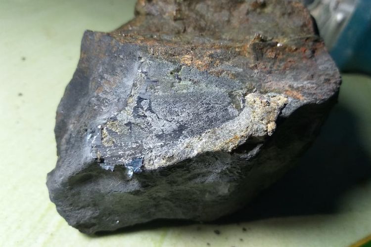Batu meteorit yang menghantam rumah warga di Lampung Tengah. Peneliti Itera Lampung memastikan batu itu adalah pecahan meteor yang masuk atmosfer bumi. 