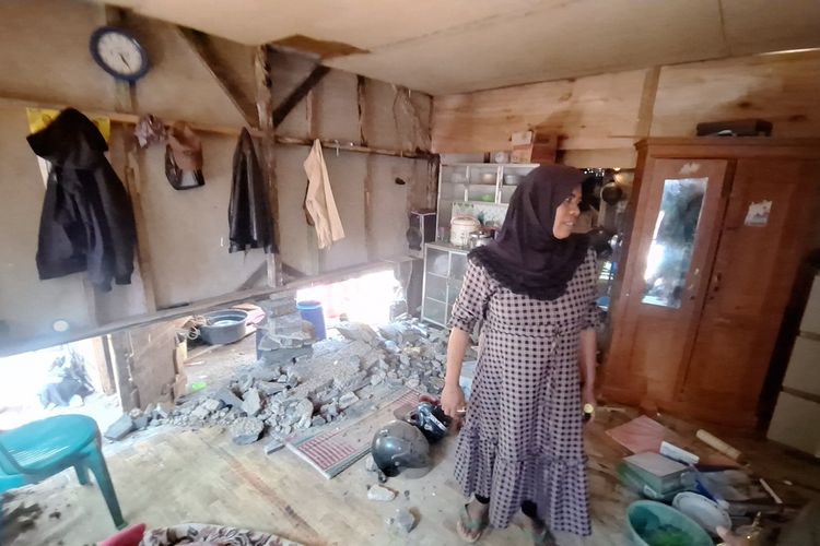 Ai Julaeha (54) salah seorang korban terdampak gempa di Kecamatan Kertasari, Kabupaten Bandung saat menunjukan kondisi rumahnya akibat digoncang gempa berkekuatan magnitudo 4,9 pada Rabu pagi