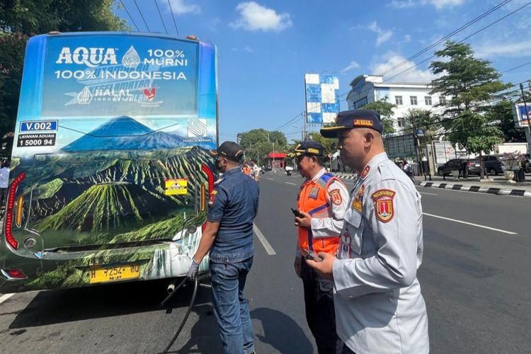Dishub Kota Semarang melakukan inspeksi Bus Trans Semarang yang emisinya melebihi ambang batas di Jalan Kota Semarang, Jawa Tengah. 