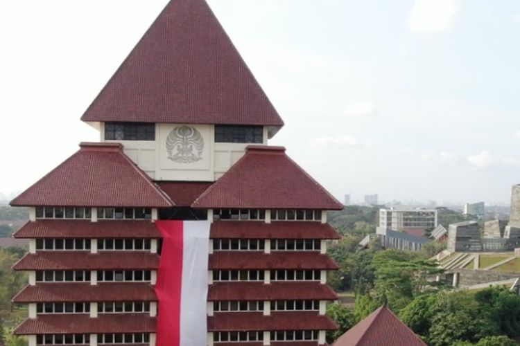 Kain merah putih raksasa membentang di Gedung Rektorat Universitas Indonesia, Depok, Jawa Barat. Pemasangan kain merah putih tersebut dilakukan oleh delapan anggota Unit Kegiatan Mahasiswa (UKM) Mapala UI.