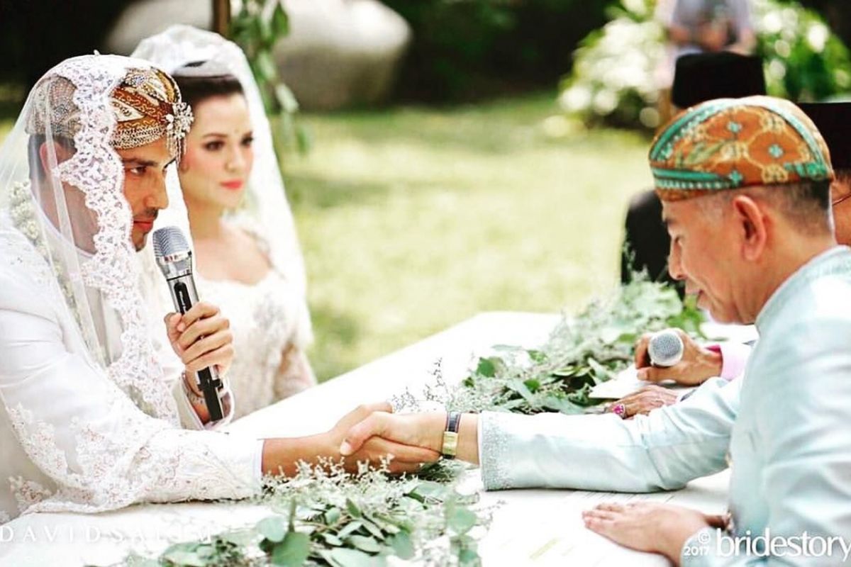 Raisa dan Hamish Daud menjalani akad nikah di Hotel Ayana Midplaza Jakarta, Minggu (3/9/2017).