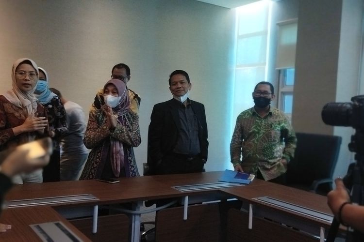 Rektor Universitas Islam Negeri (UIN) Raden Fatah Palembang Profesor Nyayu Khadijah saat memberikan keterangan pers terkait perkembangan kasus penganiayaan mahasiswanya inisial ALP (19), Kamis (6/10/2022).